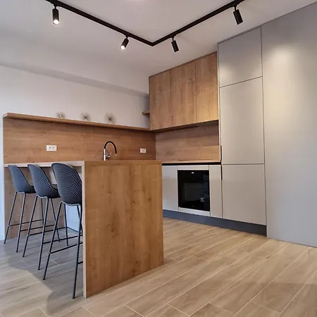 Dora With Private Parking Apartment