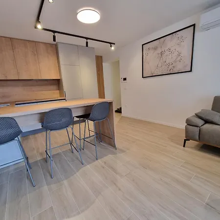 Dora With Private Parking *