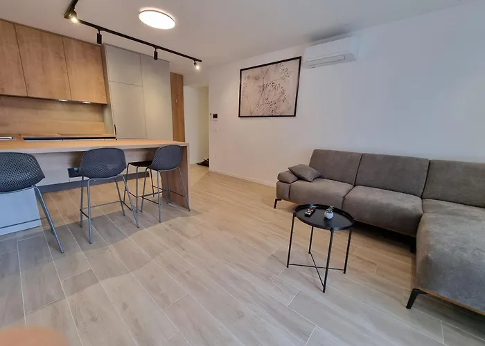 Dora With Private Parking Appartamento Zara