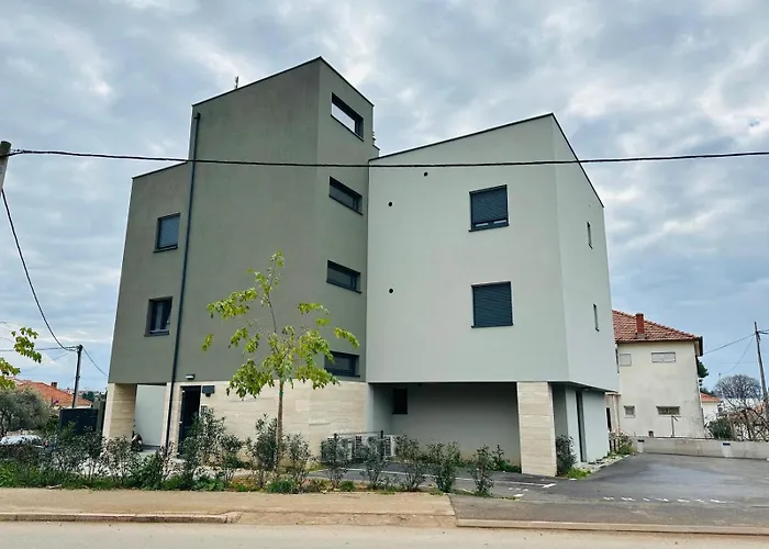 Dora With Private Parking Appartamento Zara