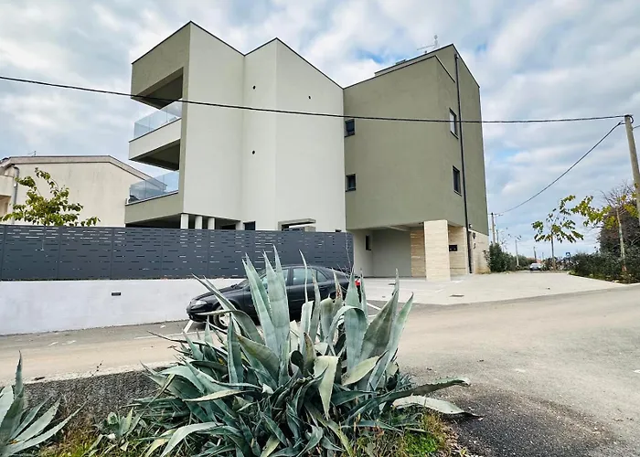 Dora With Private Parking * Zara